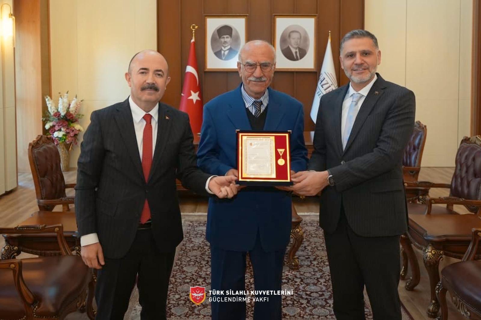 1. BAĞIŞÇI-Bağışçı Mehmet Işık Valilikte Madalya Takdimi.jpg