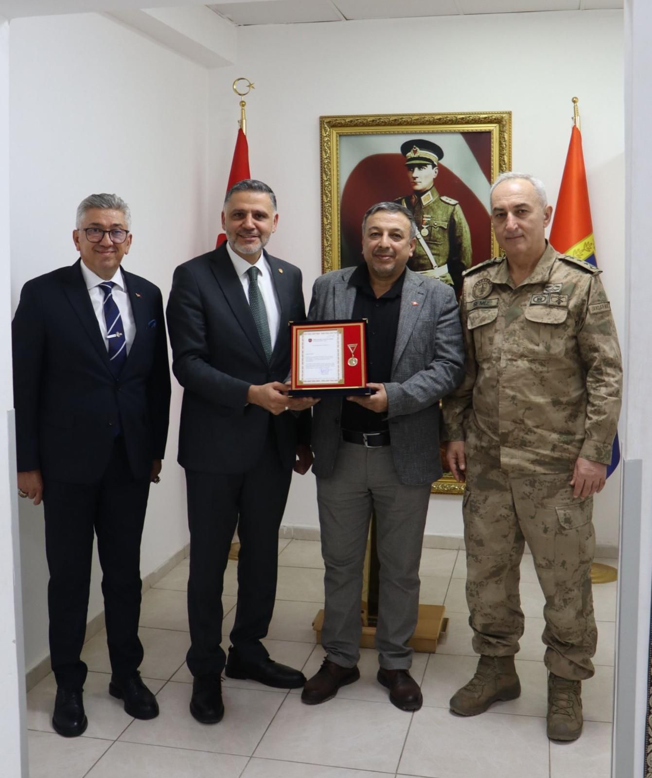6. BAĞIŞÇI-Nakit Bağışçı Ali İçli Garnizon Komutanlığında Madalya Takdimi.JPG