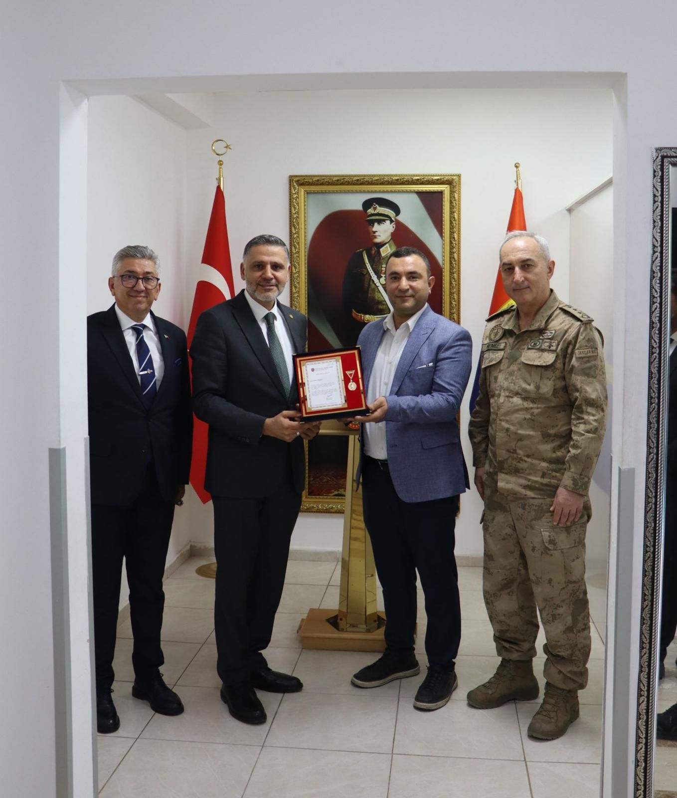 7. BAĞIŞÇI-Nakit Bağışçı Ahmet Karakuş'a Garnizon Komutanlığında Madalya Takdimi.JPG