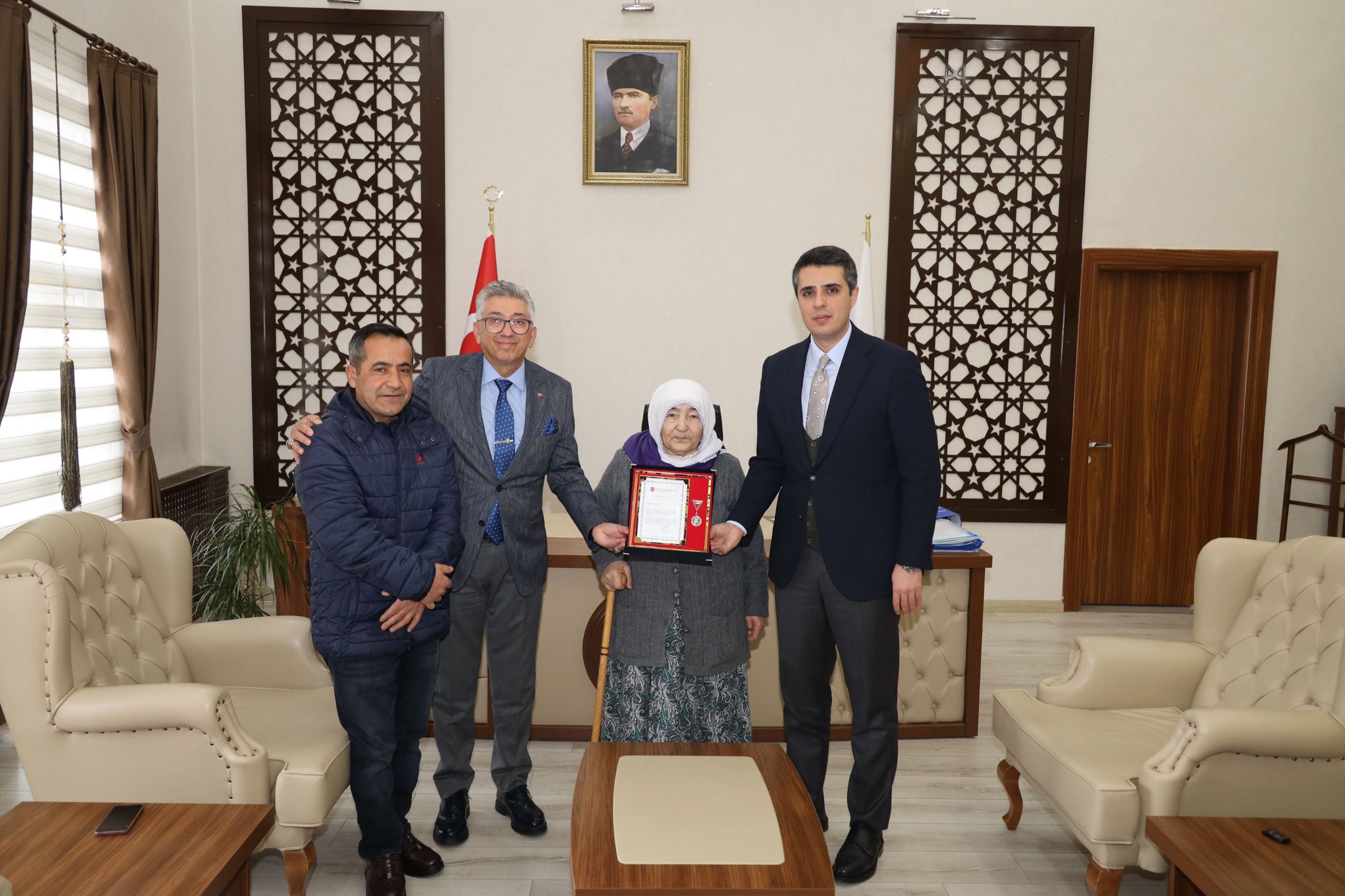 H-13ŞUB-Elbistan Kaymakamı-Fikriye Cırık a Madalya Takdimi.jpg