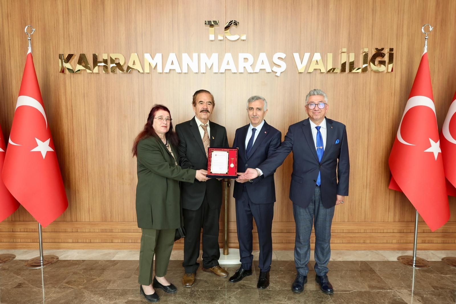 G-15NİS-K.Maraş Valiliğinde T.Bağışçı Azmi Yılmaz'a Madalya Takdimi.jpeg