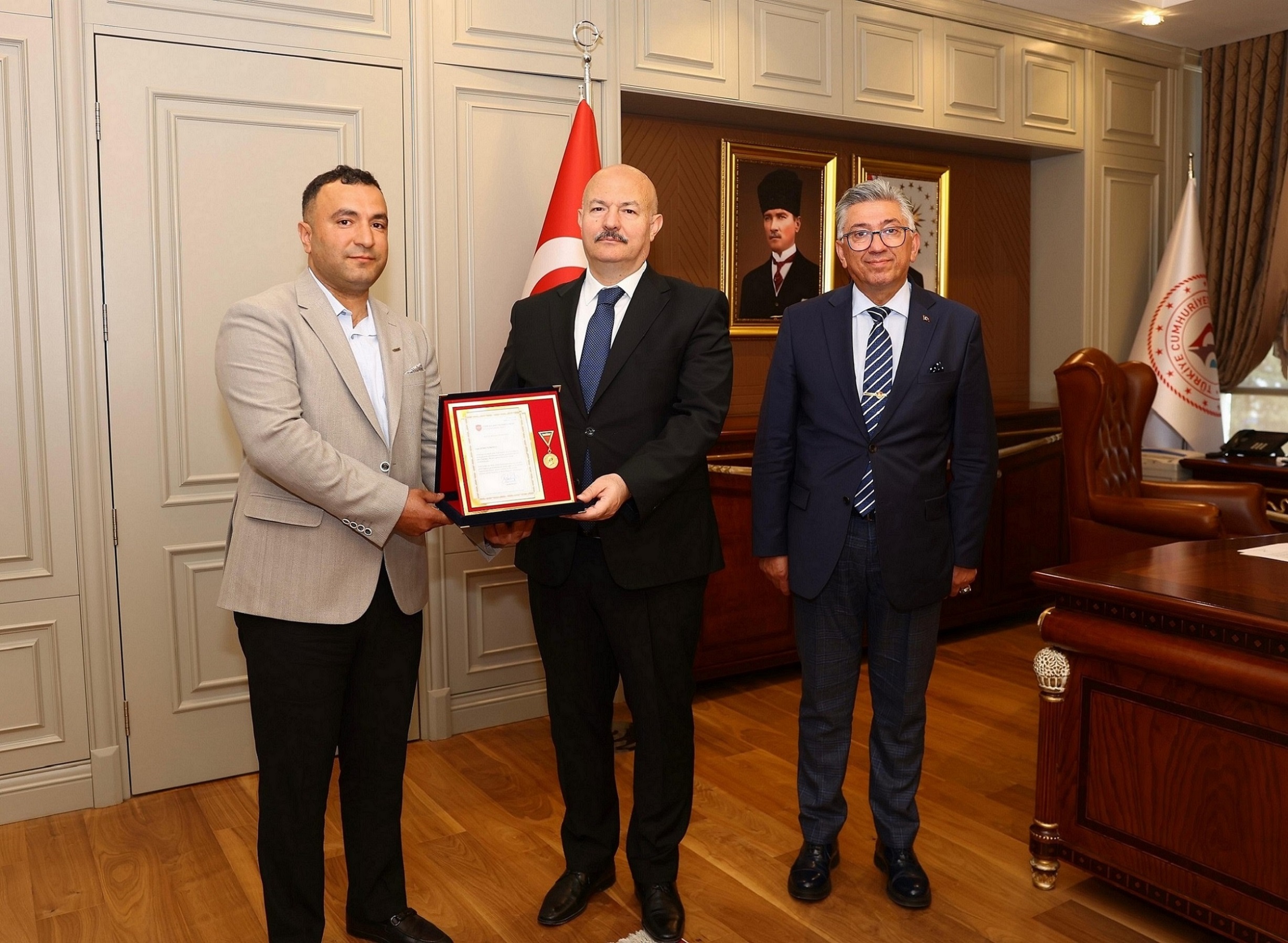B-5HAZ-Adıyaman Valiliği-Ahmet Karakuş Madalya Takdimi (2).jpg