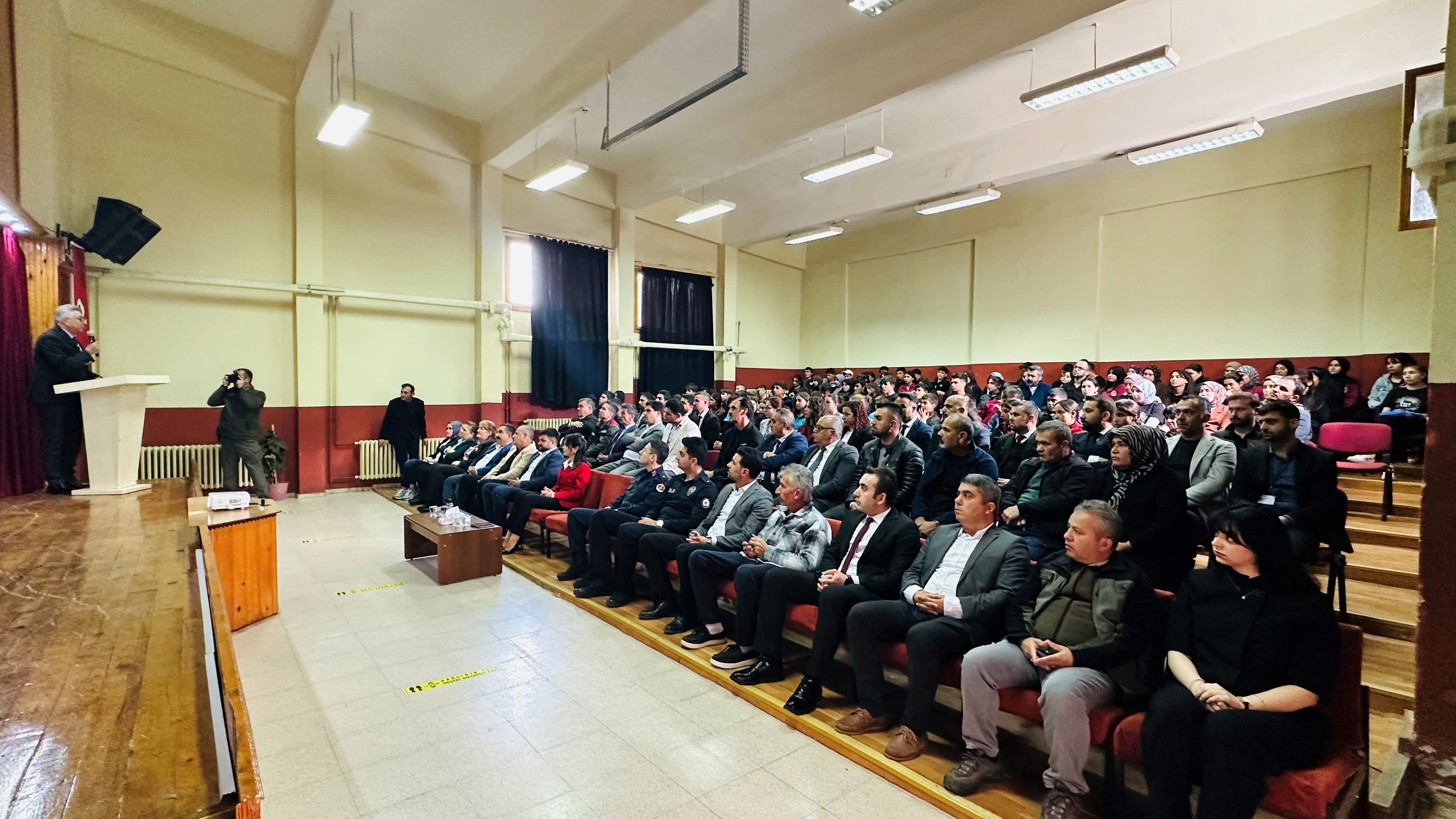 18-17MAYIS Feke Kaymakamlığına Belge Takdimi ve Vakıf Tanımı Organizasyonu (15).JPG