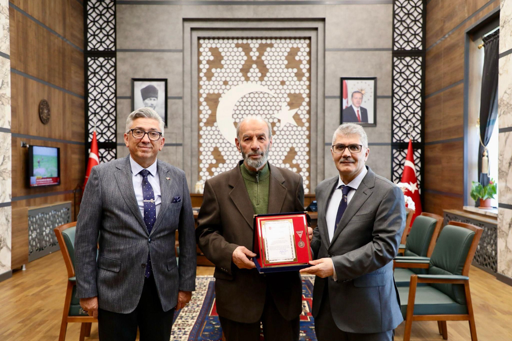 Niğde Valiliğinde Nakit Bağışçı Hüdaverdi Değirmencioğluna Madalya Takdimi (3).JPG